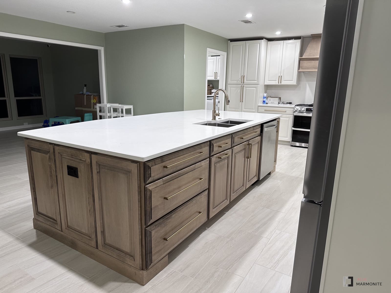 Lincoln Gold quartz island installed by Acue Marmonite