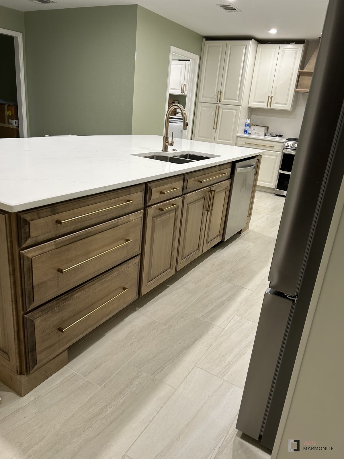 Kitchen remodel with Lincoln Gold quartz and gold hardware, completed by Acue Marmonite